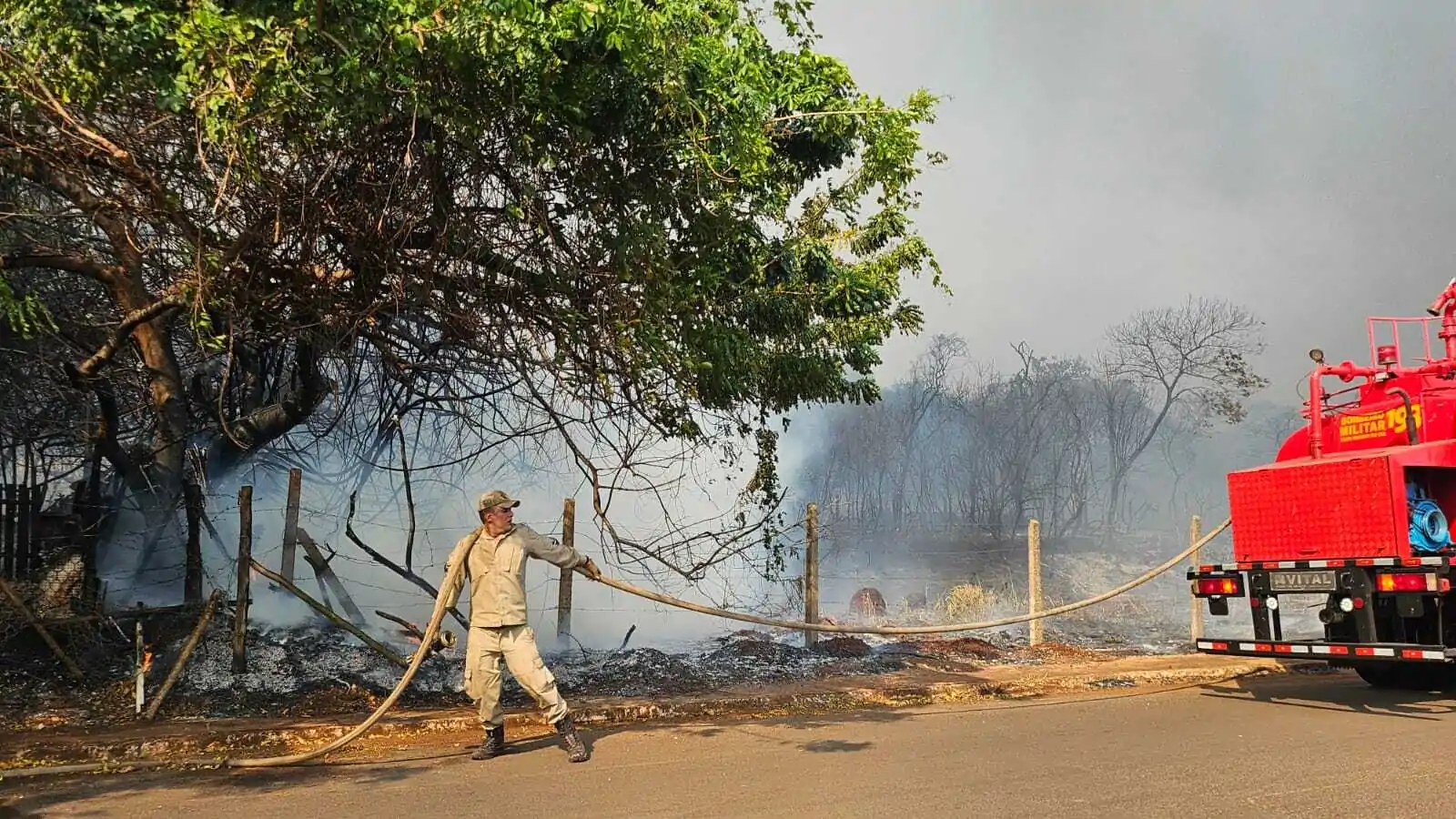 Fogo e fumaça tomam conta de bairro com “cenas apocalípticas”, dizem moradores –