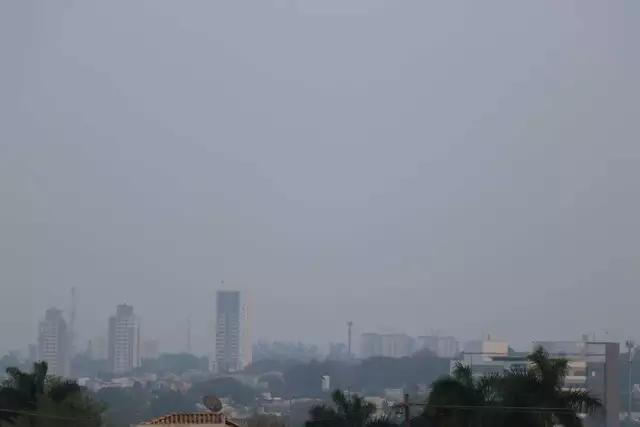 Céu amanhece cinza e frente fria pode trazer chuva