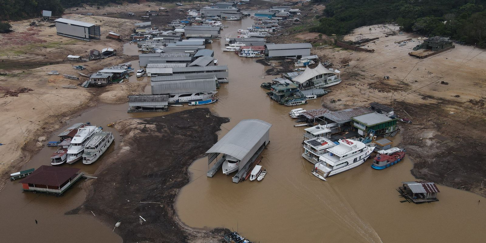 Comunidades isoladas por seca no Amazonas esperam por ajuda