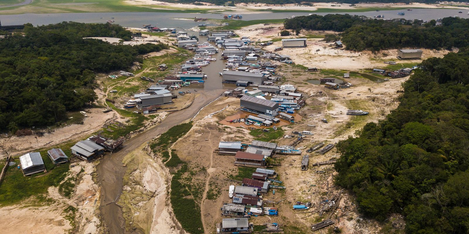 Manaus distribui mantimentos e kits de higiene para atingidos por seca