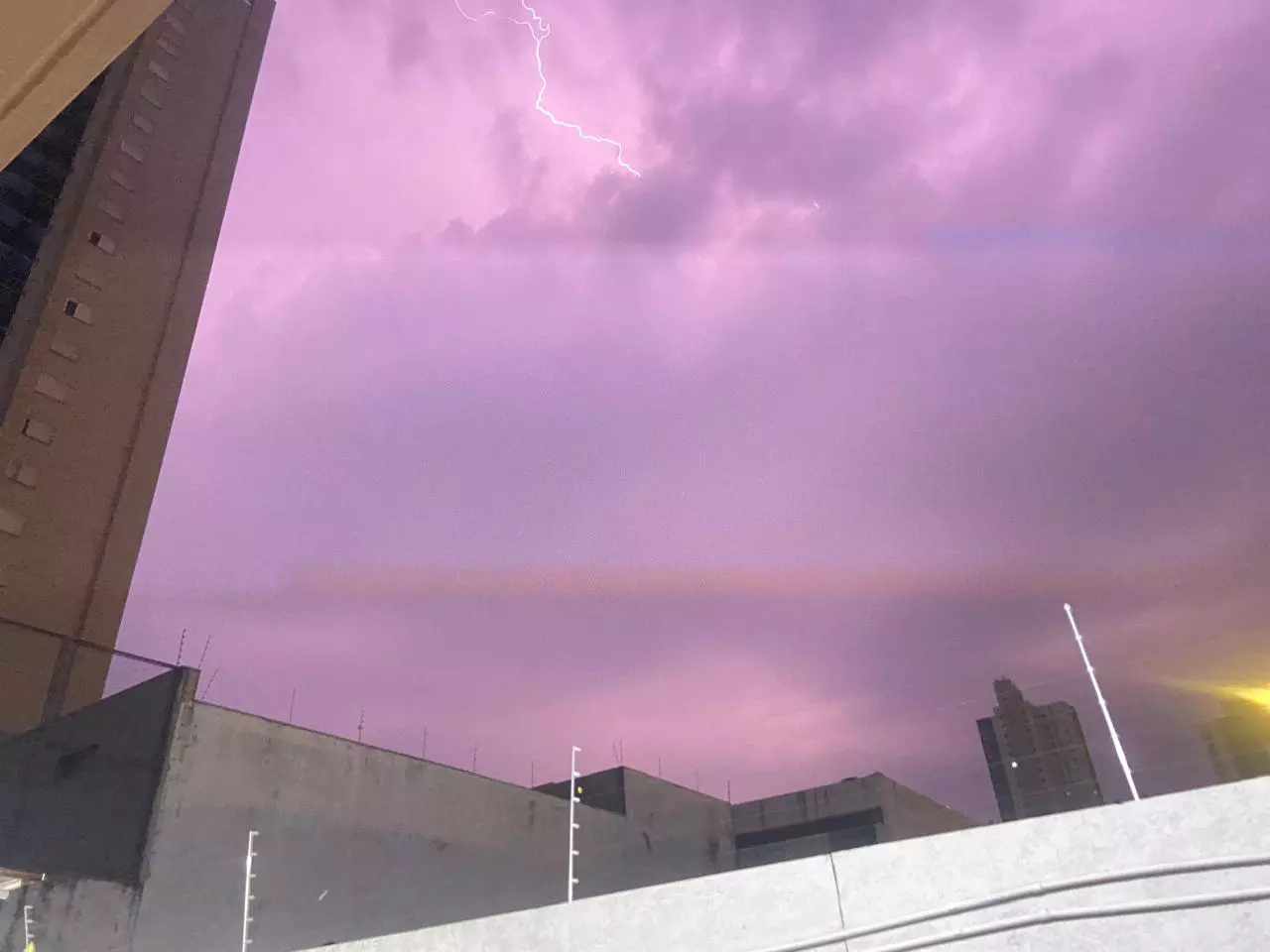 Após calor, tempo fecha com chuva, raios e trovões em Campo Grande