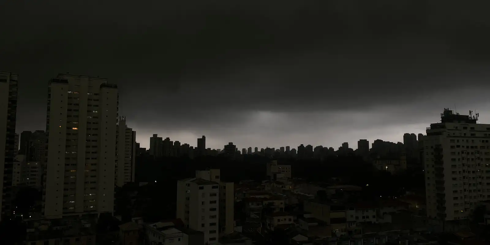 São Paulo volta a ter temporal e mais de 70 mil imóveis ficam sem luz