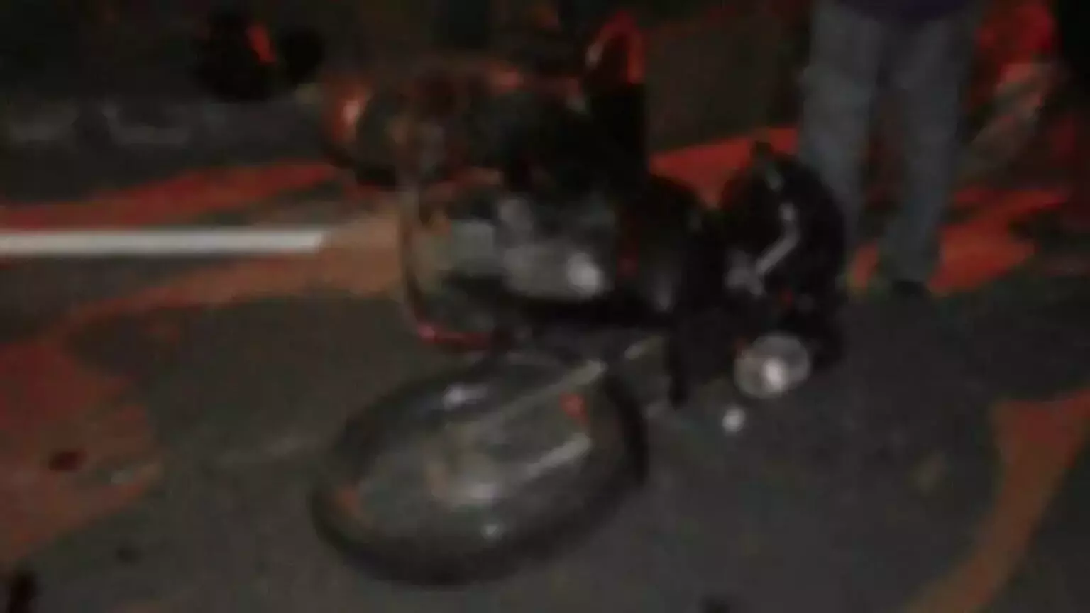 Motociclista bate de frente com caminhão e morre ao ser arremessado na BR-163