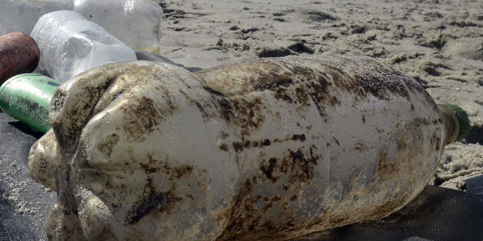 Pesquisadores identificam origem de plásticos nas praias do Ceará