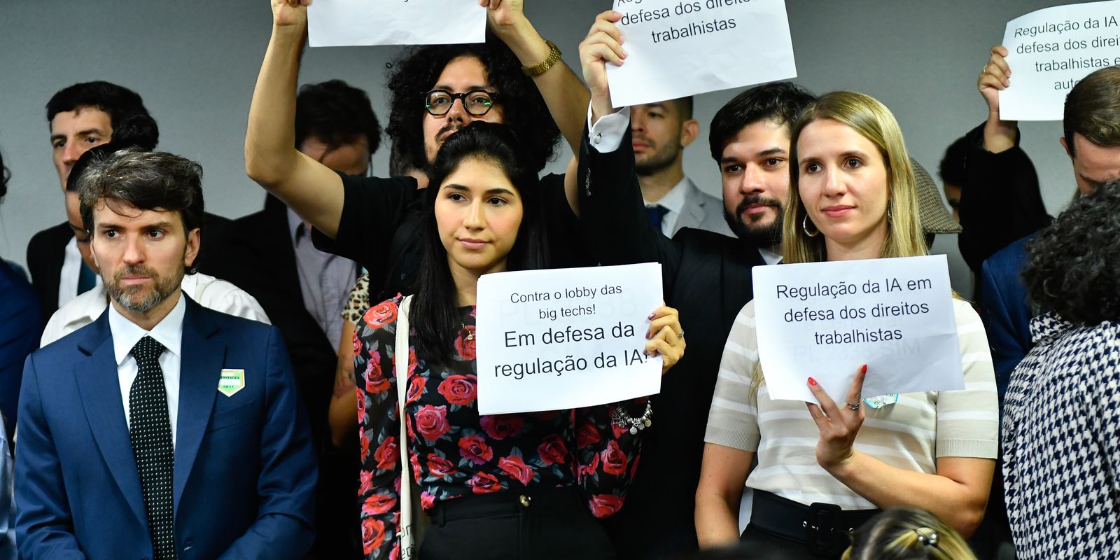 Debate sobre desinformação adia votação de projeto que regula IA