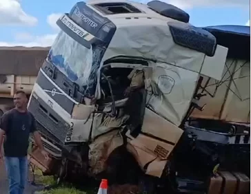 Acidente entre carretas deixa caminhoneiro em estado grave na MS-306, entre Costa Rica e Alto Taquari-MT.