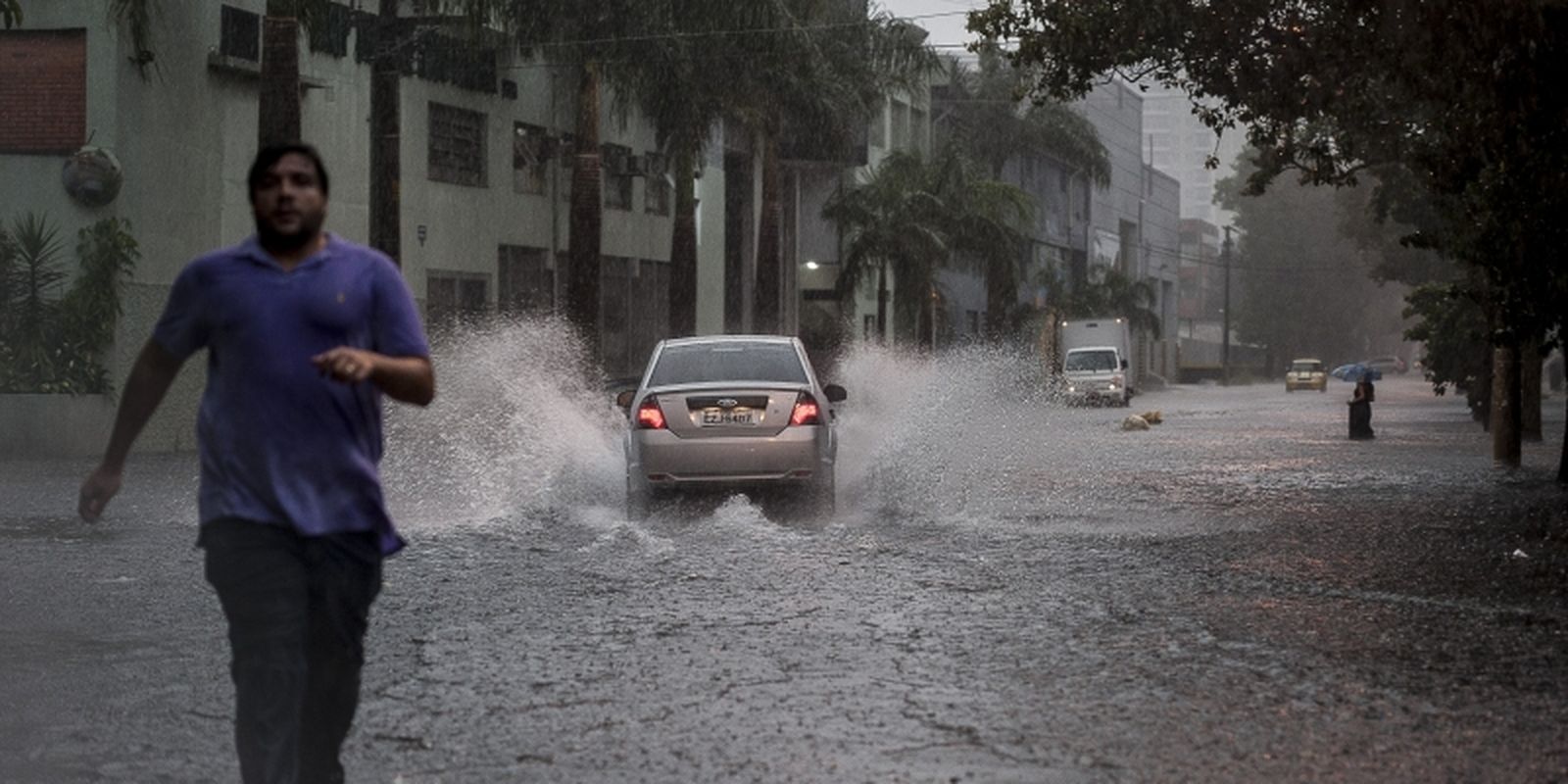 Chuva forte provoca alagamentos na região metropolitana em São Paulo