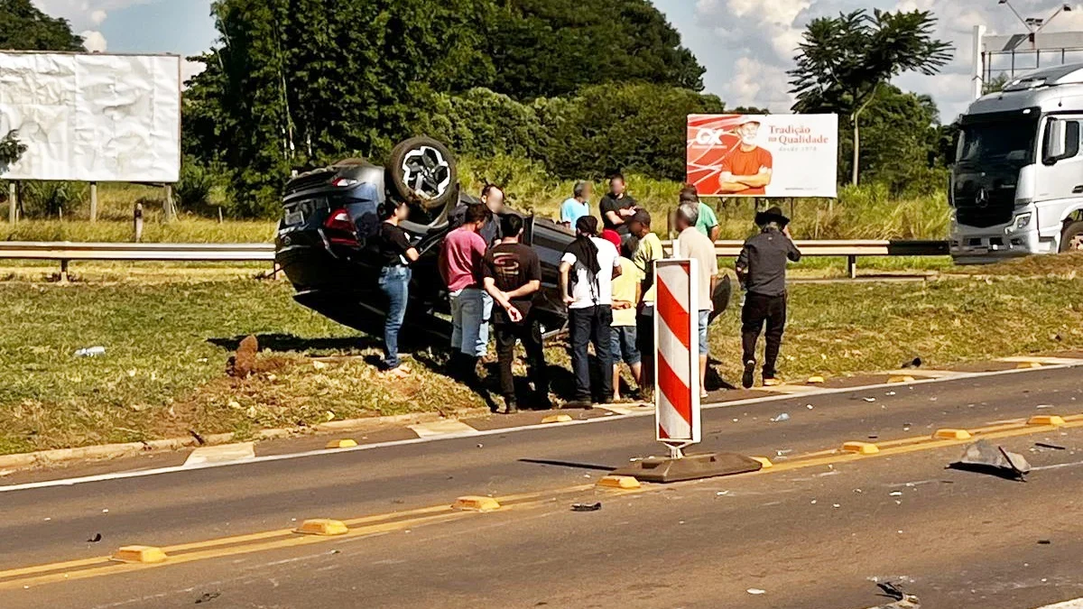 Automóvel capota em acidente na BR-163 envolvendo três veículos no ‘posto São Pedro’