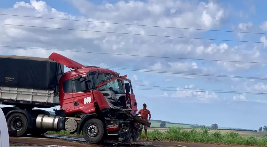 Colisão: Carretas colidem na BR-060 entre Paraíso das Águas e Chapadão do Sul