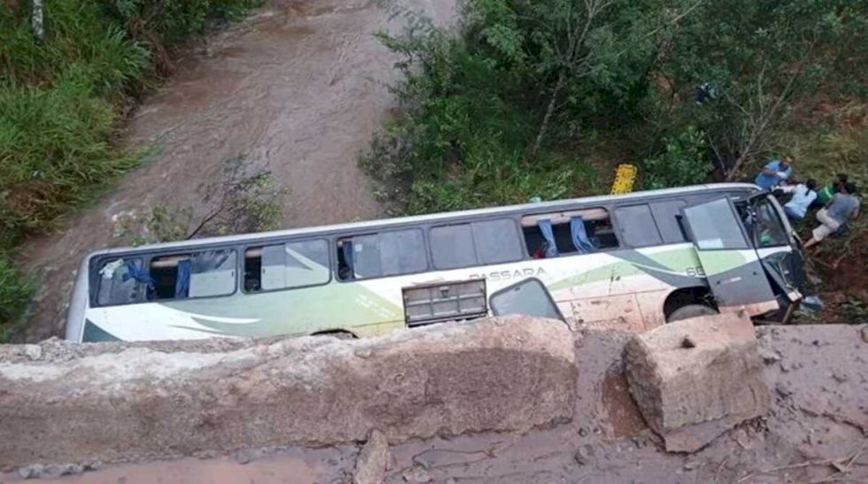 Morre passageiro de ônibus que caiu de ponte com 40 trabalhadores