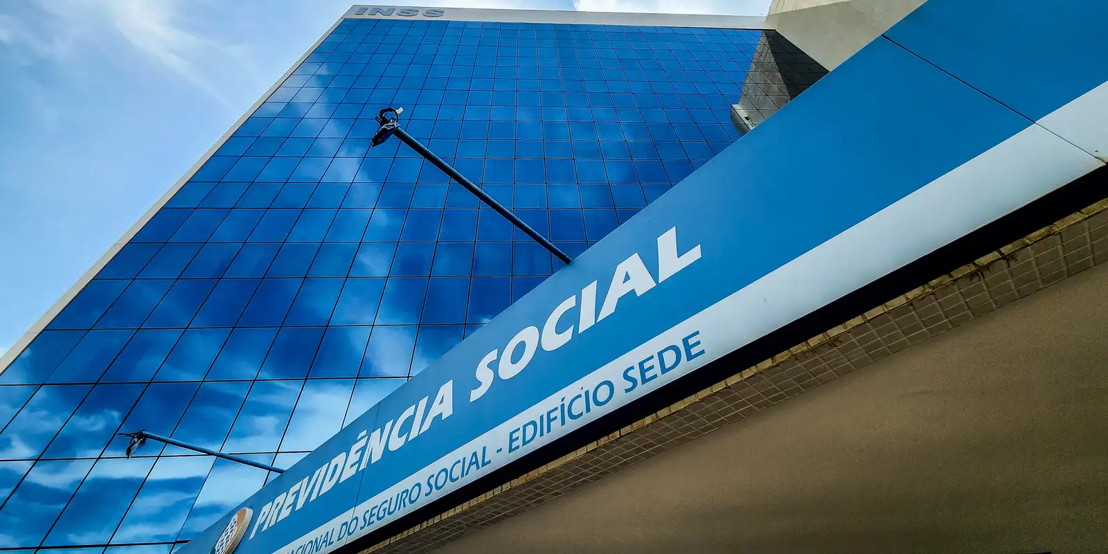 Mensagens falsas prometem ressarcimento de descontos a aposentados