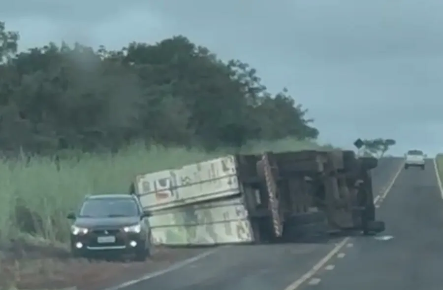 Carreta tombou na manhã desta quarta-feira (16), por volta das 7h30, na rodovia BR-060, entre os municípios de Paraíso das Águas e Camapuã