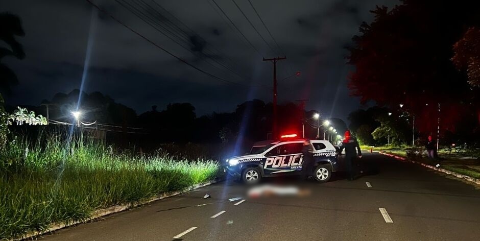 Homem deita no banco da moto em alta velocidade, colide em meio-fio e morre