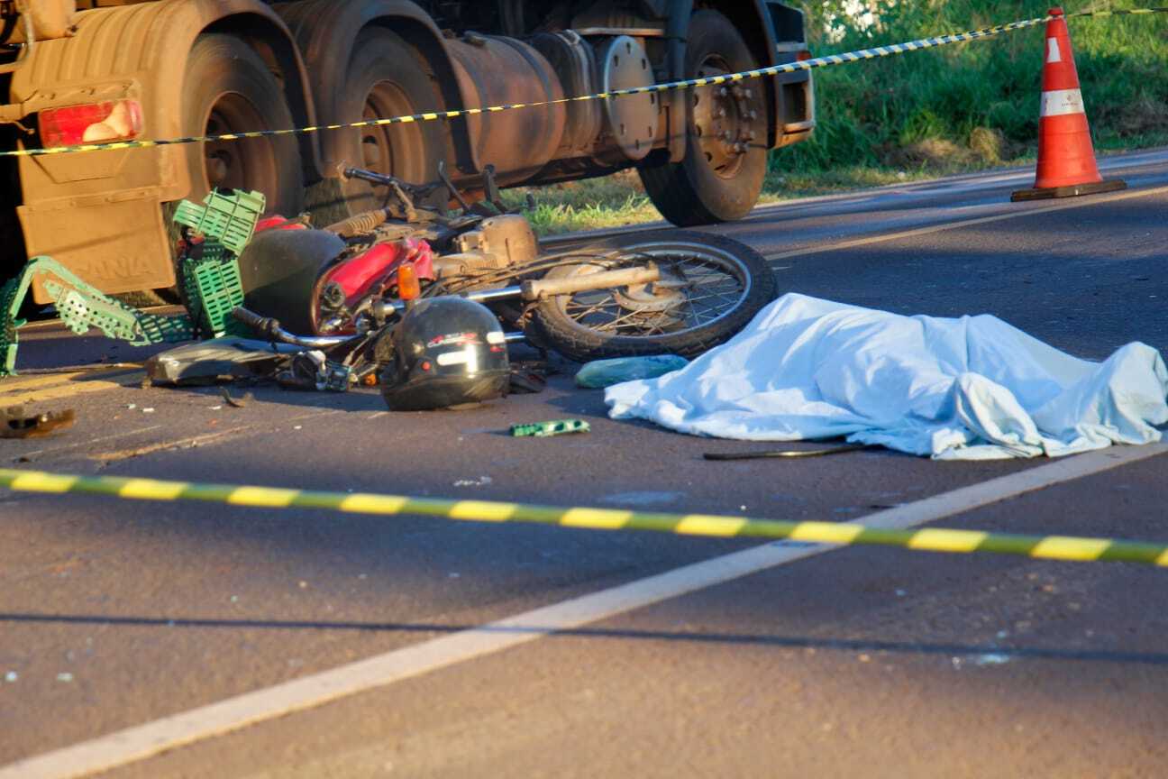 Motociclista morre ao bater em carro, cair e ser atropelado por caminhão