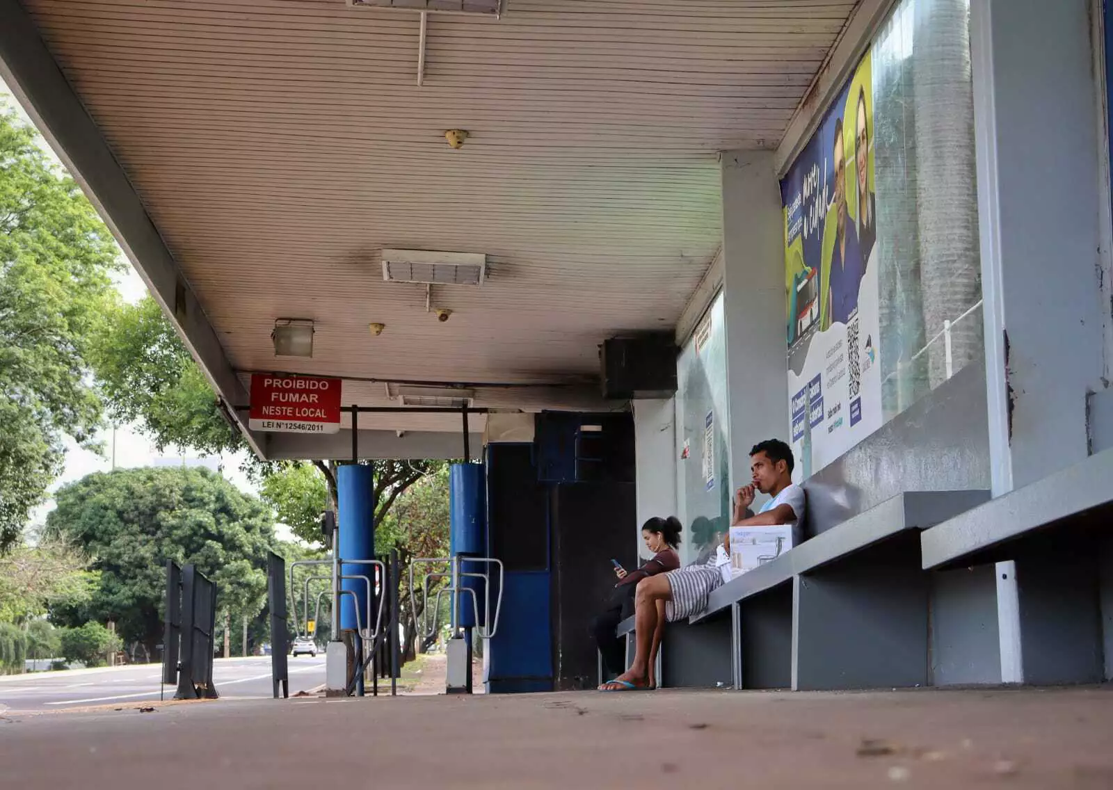 Domingo alivia na lotação, mas testa paciência de quem espera 1h pelo ônibus