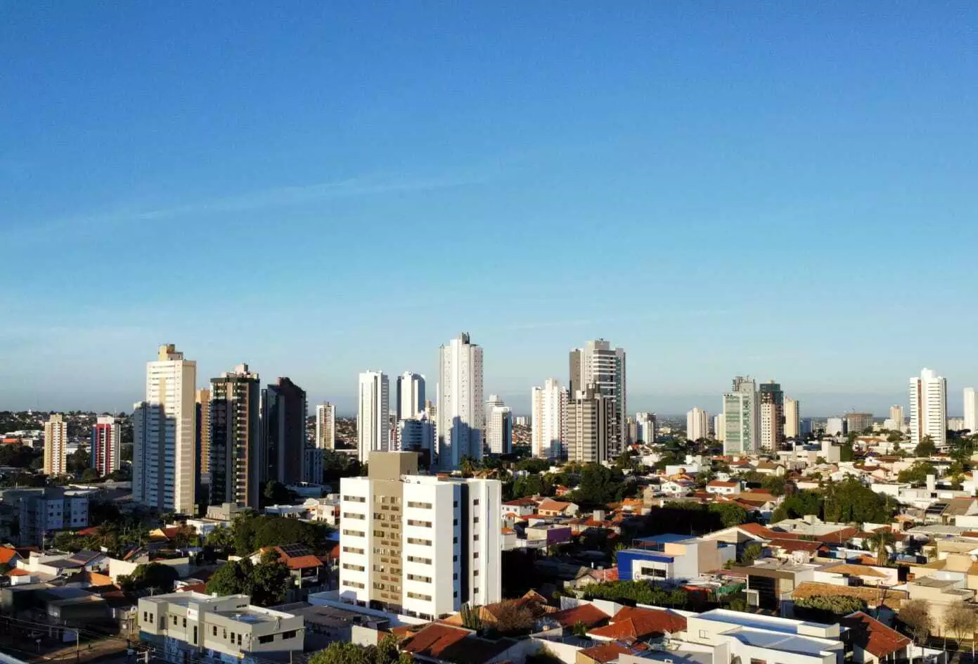 Céu limpo marca início do sábado com máxima de 32°C na Capital