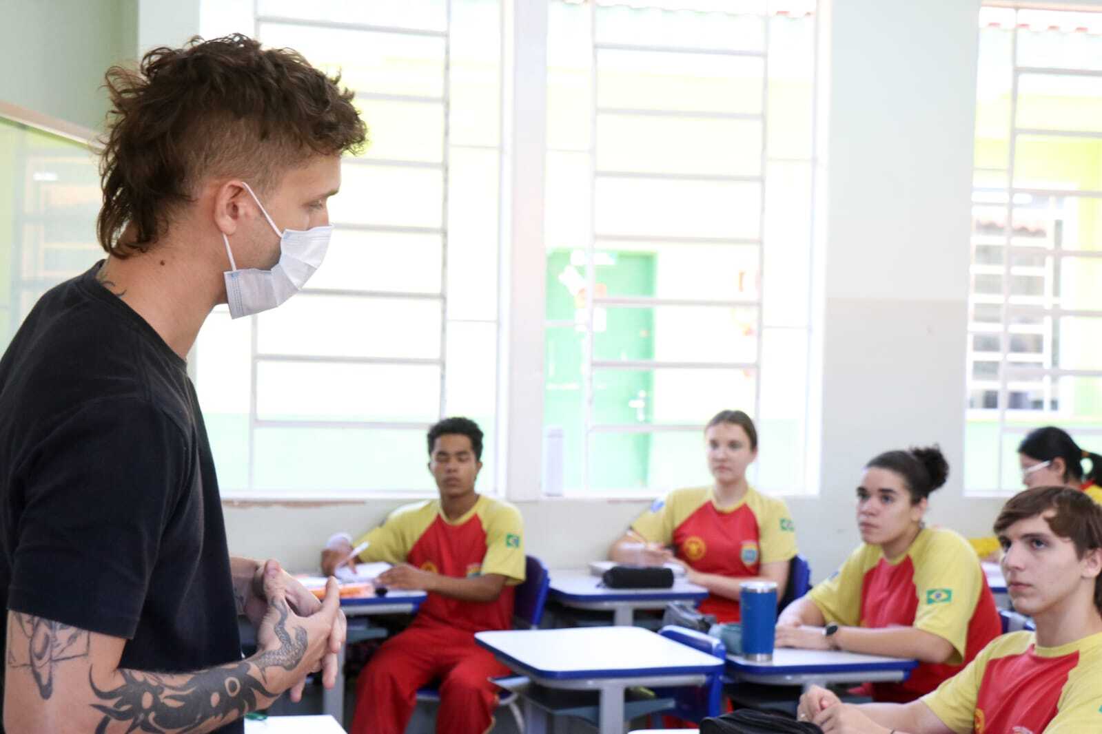 Máscaras e álcool em gel voltam às salas de aula após aumento de casos de gripe