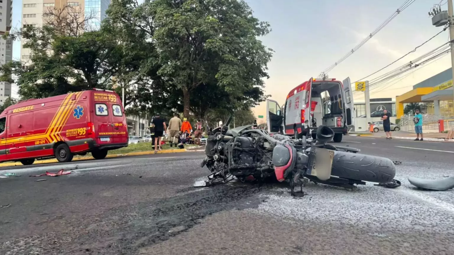 Moto bate em 3 carros, pega fogo e casal fica gravemente ferido na Afonso Pena