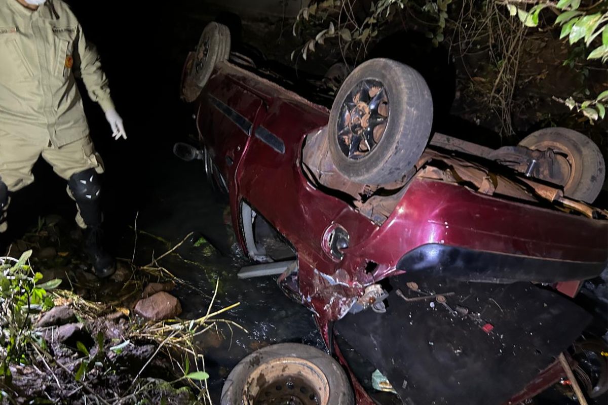 Preso às ferragens, motorista morre após carro cair de ponte em MS