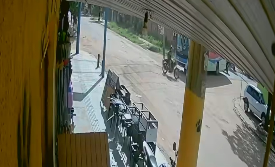 Jovem motociclista derrapa moto e morre atropela por ônibus no Los Angeles