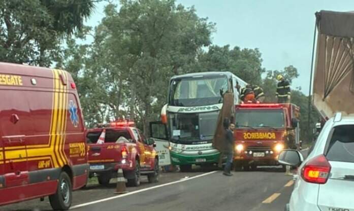 Viaturas da PR e Corpo de Bombeiros em atendimento na BR-262