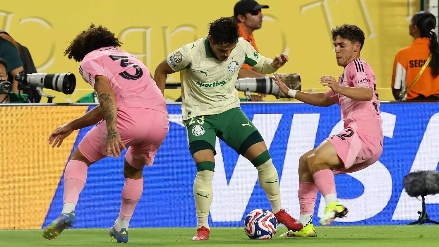 Palmeiras sofre, empata com Inter Miami e avança às oitavas do Mundial