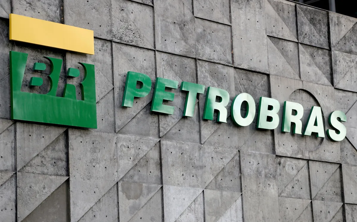 Postos retêm queda no preço da gasolina e “embolsam” a diferença