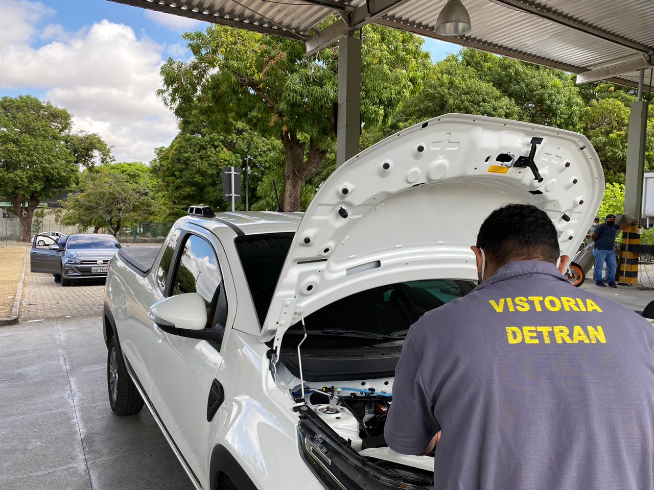 Enquanto compradores comemoram fim da vistoria obrigatória, sindicato do Detran alerta para perigos