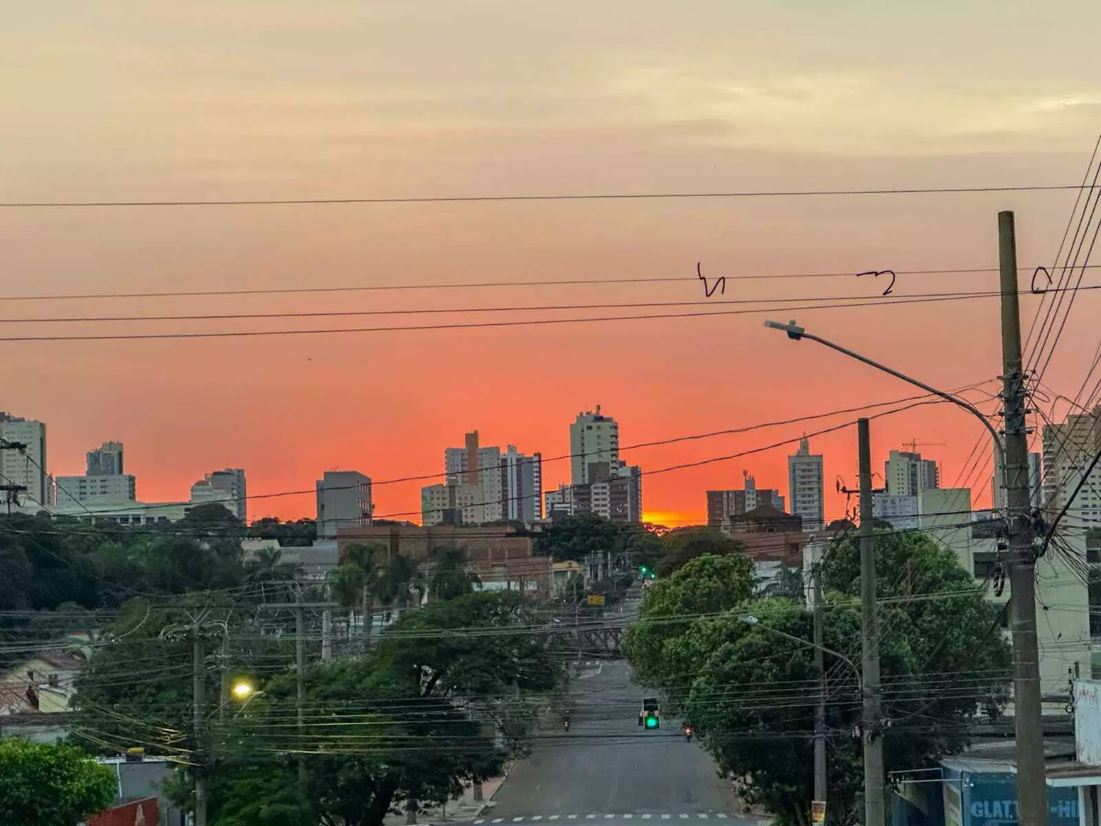 Temperatura chega aos 35°C e 39 cidades estão sob alerta de temporal