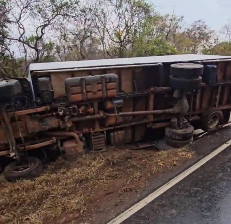 Caminhão tomba na Serra de Camapuã e motorista sai ileso