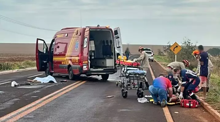 Rapaz morre e três ficam feridos após carro sair da pista e capotar