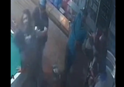 Brasileiro é morto pela esposa com facada no peito em bar na fronteira