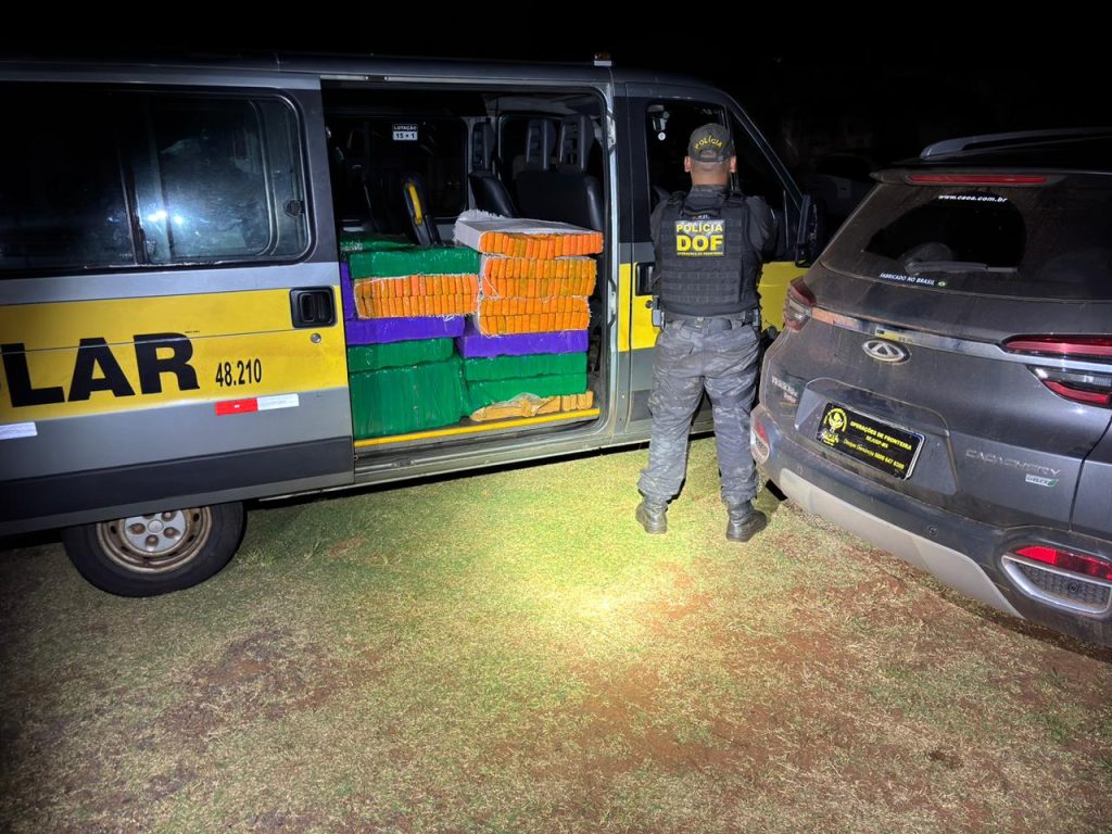 Policiais apreendem van com entorpecentes