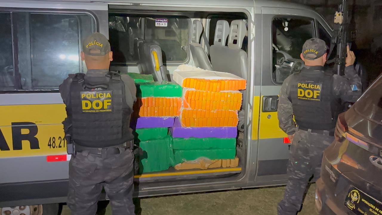 Van escolar é flagrada com quase meia tonelada de maconha