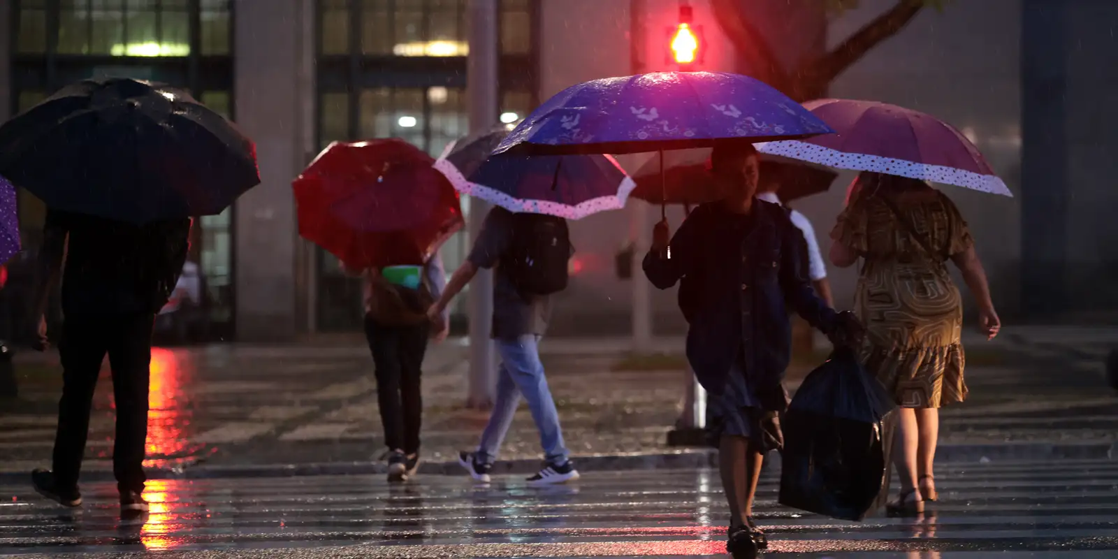 Inmet emite alerta laranja para chuvas e ventos no Sudeste e no Paraná