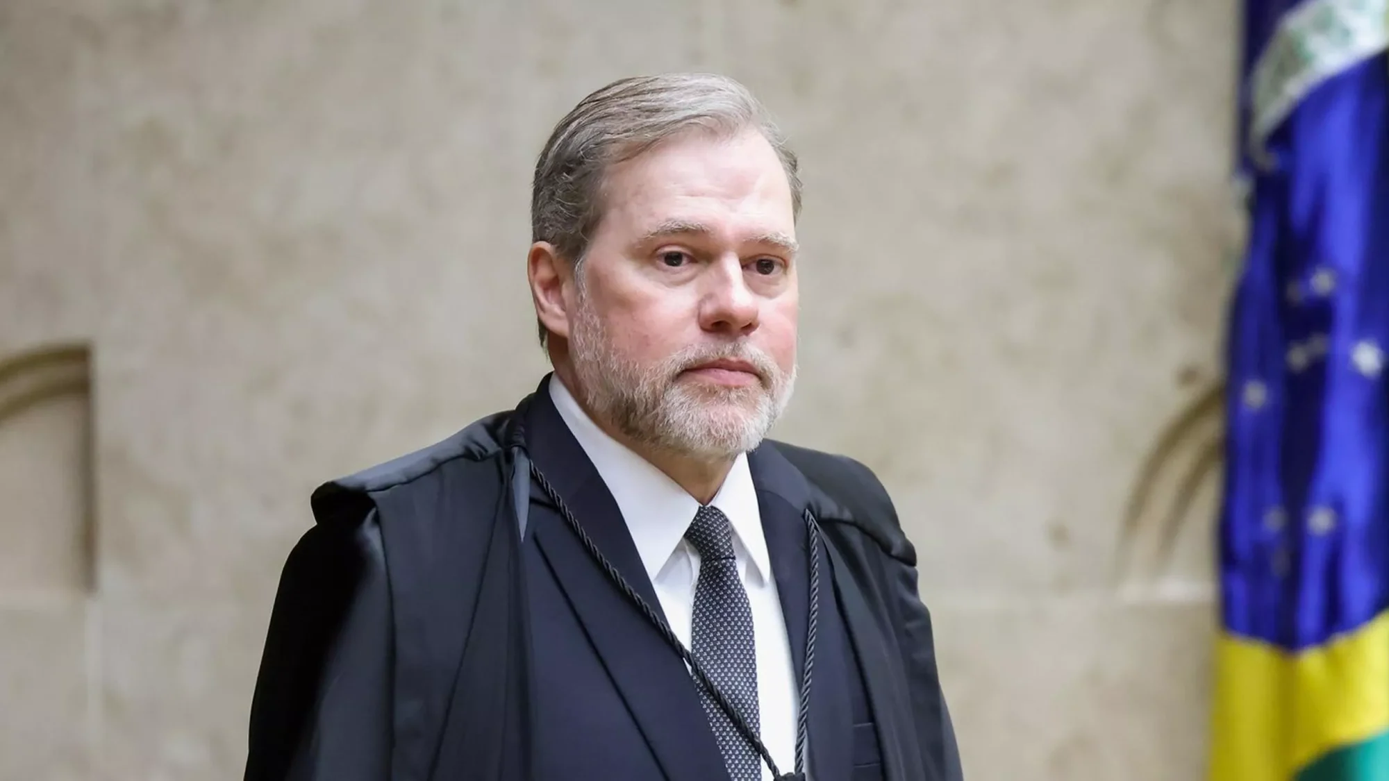 Toffoli sai do caso Master, mas é preservado pelo STF