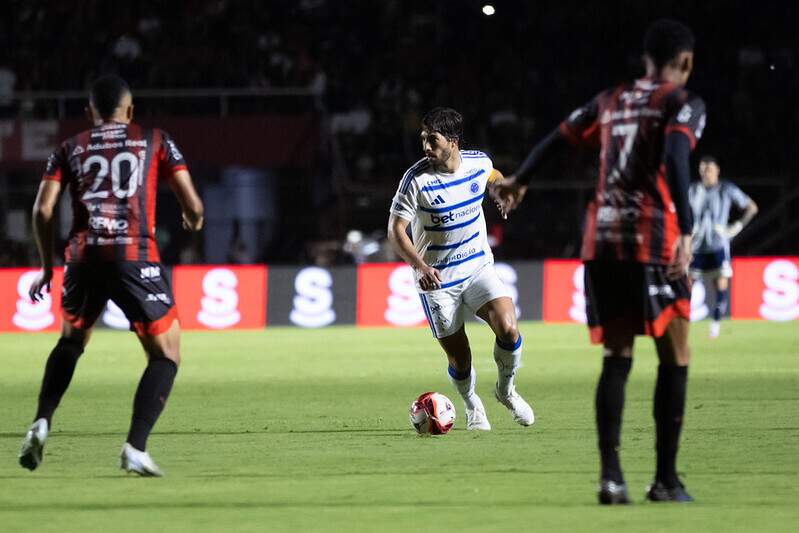 Cruzeiro vence Pouso Alegre fora de casa, abre vantagem na semifinal do Mineiro e alivia Tite