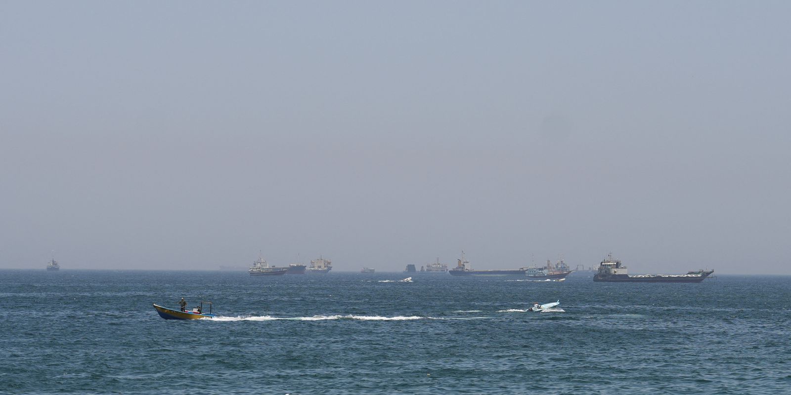 EUA lançam novos ataques ao Irã; forças iranianas fecham Ormuz
