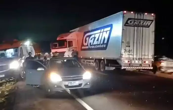 Colisão entre ambulância, carreta e carro deixa 12 feridos na BR-163