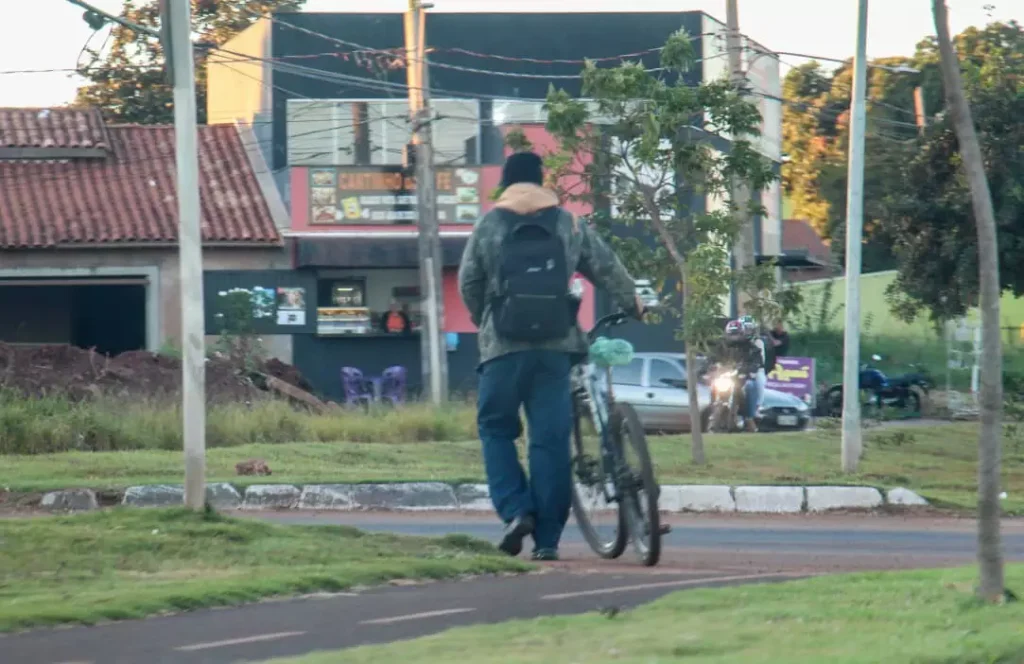 Ciclista passeia pelas ruas