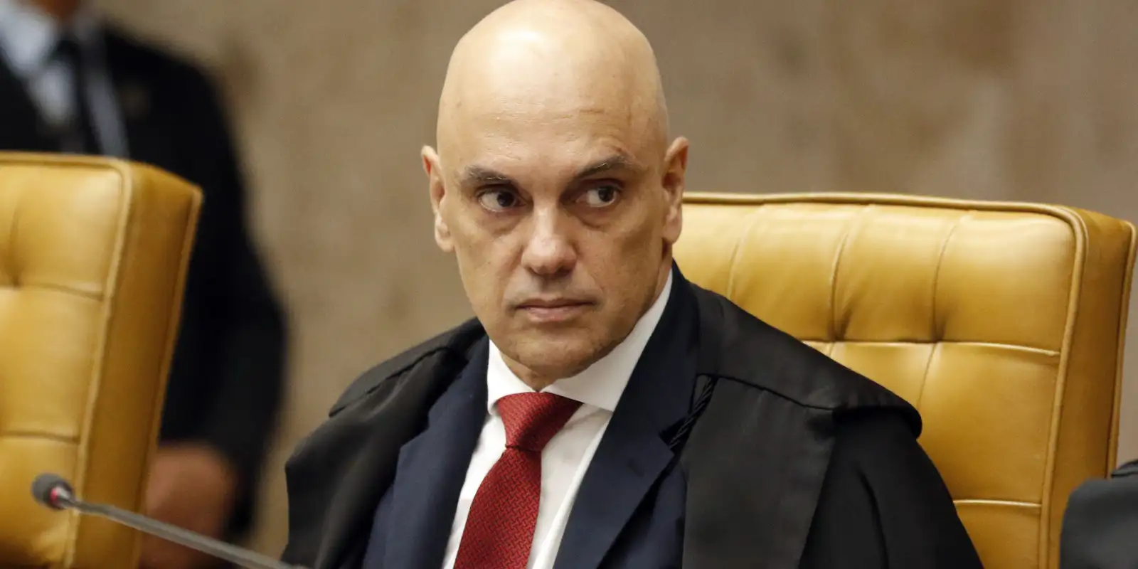Moraes suspende visitas de Flávio a Bolsonaro na prisão domiciliar por 90 dias